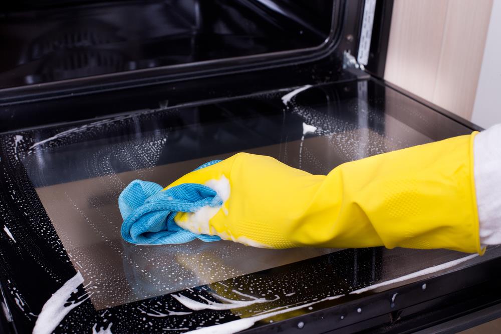 Cleaning dirty oven in Hockley