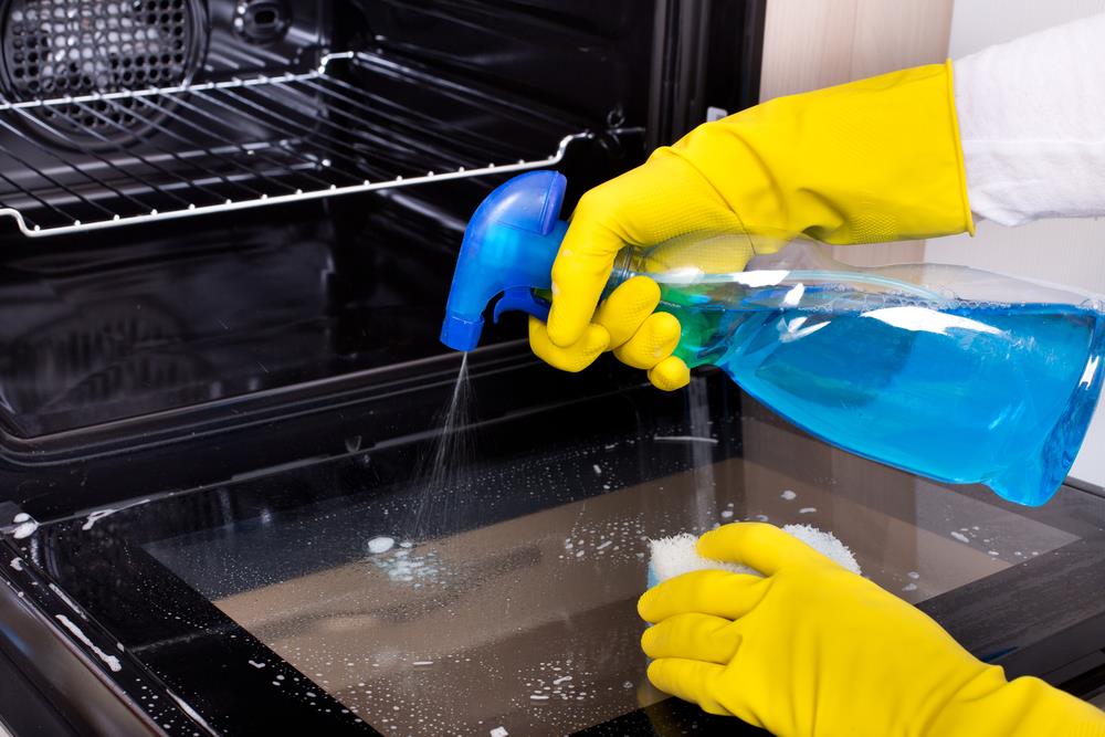 Cleaning dirty oven in Stisted