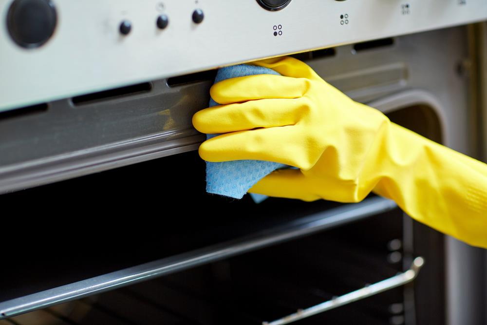 Cleaning dirty oven in Oakley